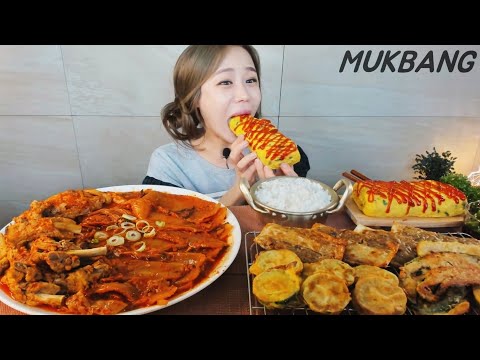 Видео: Субтитры) Spicy braised kimchi (with Pork belly, Ribs) Korean style pancake REAL SOUND. ASMR MUKBANG