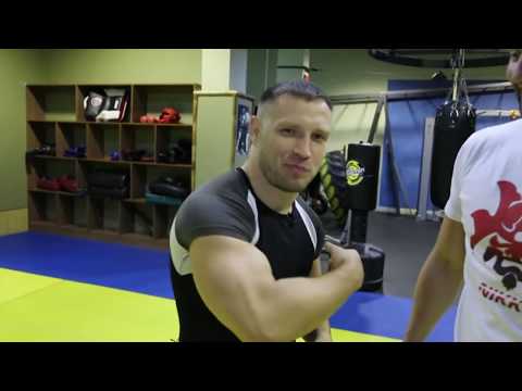 Видео: Как правильно бить кулаком чтобы не выбить пальцы
