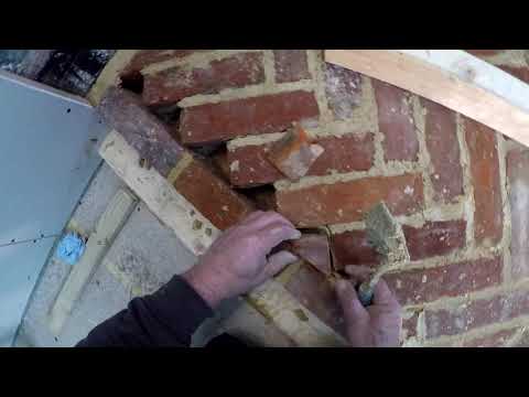 Видео: Кладка кирпичного камина из переработанного кирпича в стиле «ёлочка»