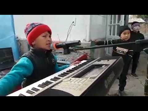 Видео: Интернет жылдызына айланган Мираж Акбаев