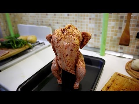 Видео: Курица на бутылке (+ крошка-картошка)