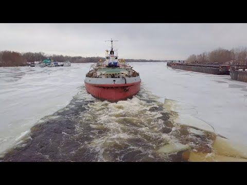 Видео: Как ледокол ломает лед