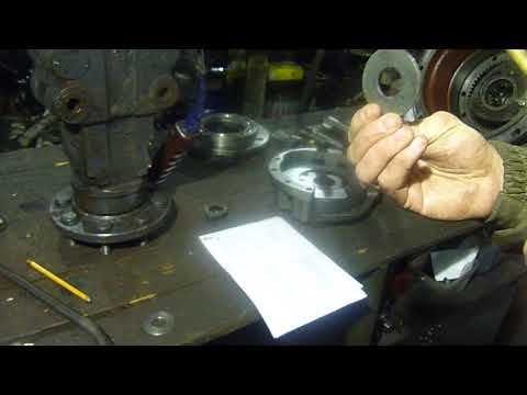 Видео: Задний мост экскаватора-погрузчика. Регулировка подшипников и тормоза