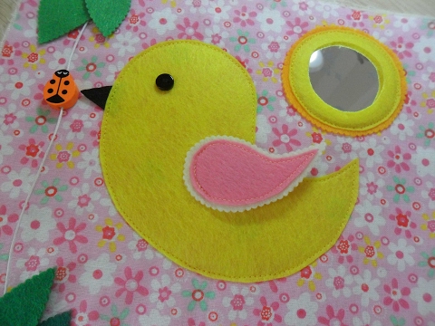 Видео: Как вшить зеркало в развивающую книжку