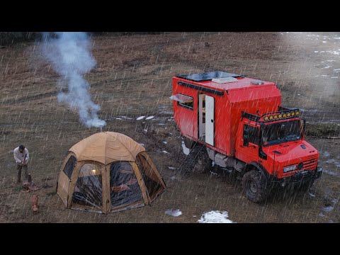 Видео: КЕМПИНГ В ДОМАШНЕМ КОМФОРТЕ С ГРУЗОВИКОМ-КАРАВАНОМ