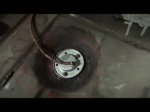 Видео: Замена датчика топлива на москвиче 2715 (Пирожок)