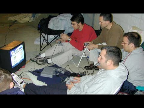 Видео: Полуночный релиз PlayStation 2 в 2000 году | Gamestop PS2