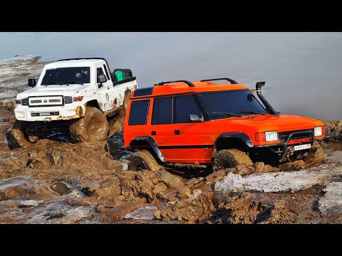 Видео: Почти НАРАВНЕ. Легендарный Крузак 70 и LR Discovery на бездорожье ... RC OFFroad 4x4
