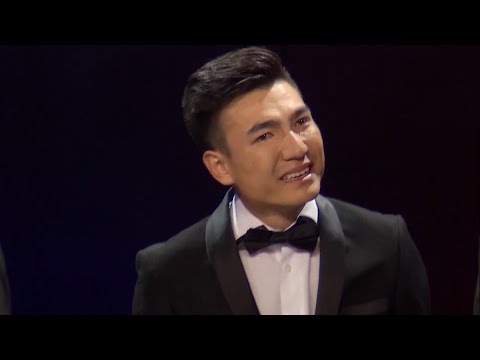 Видео: Парень не смог удержать слез и заплакал прямо на сцене!!! Душевная песня!!!