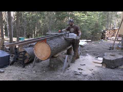 Видео: Из бревен в пиломатериалы: распиловка бензопилой на Аляске
