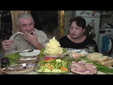 Видео: MUKBANG RUSSIA|КАК ВСЕГДА ПЮРЕ и РЫБА, ПЕРВЫЙ УРОЖАЙ:  ОГУРЦЫ,ЗЕЛЕНЫЙ ЛУК,КАРТОШКА и ВИШНЕВЫЙ КОМПОТ