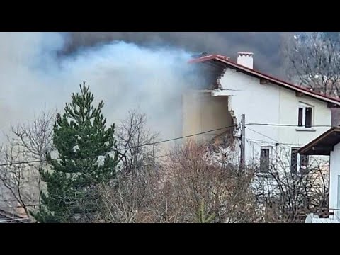 Видео: Двама души се издирват след взрива на къща в Банкя