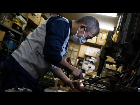 Видео: Процесс изготовления ножей опытными мастерами в Японии до завершения.