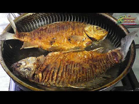 Видео: Рыбак покажет, как вкусно поджарить карасей правильно, Караси с черемшой дальневосточный рецепт