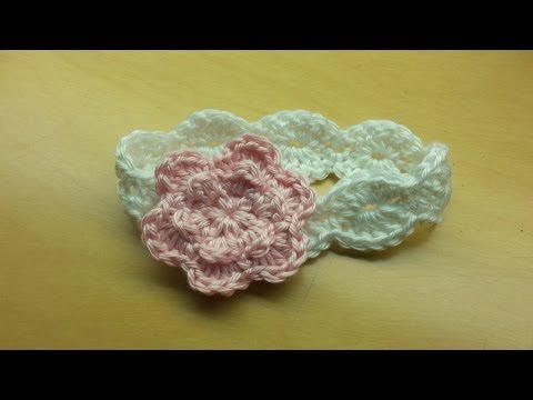 Видео: Как связать крючком простую детскую повязку на голову
