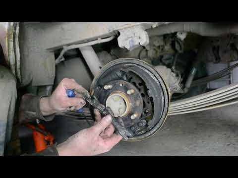 Видео: Задний тормоз Nissan Vanette. Часть 2. Снимаем колодки