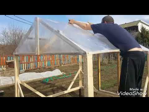 Видео: Теплица за копейки. Не дорогая теплица из стрейч пленки.