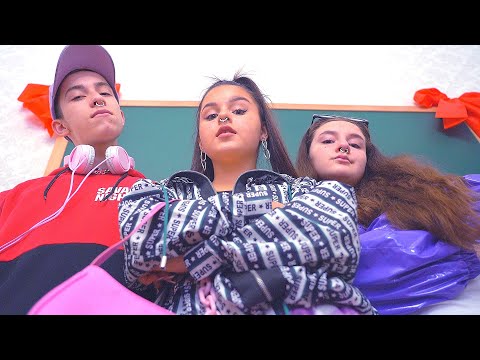 Видео: Даша с МАЖОРАМИ Сделали ПИРСИНГ!!! Ботанша Снова ПРОТИВ БАНДЫ МАЖОРОВ