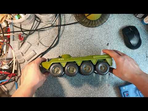 Видео: Игрушки СССР БТР на радио управлении Гном 3, обзор работы