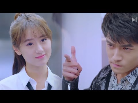 Видео: В первый рабочий день красивую помощницу начальник попросил потанцевать на шесте.