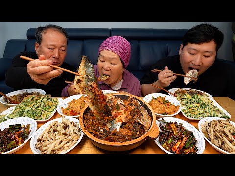 Видео: Тушеная скумбрия с листьями редьки! Корейская домашняя еда - кулинарное шоу Мукбанг