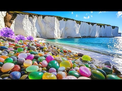 Видео: Морская вода под скалой быстро отступила, обнажив большое количество хрустальных шаров.