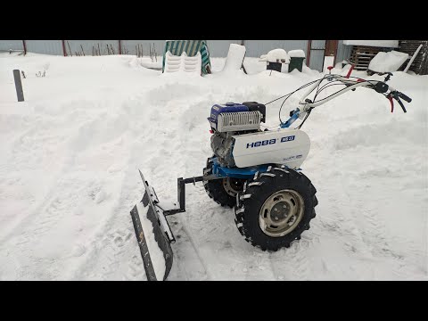 Видео: Чистка глубокого снега отвалом на резине Petlas