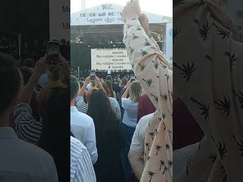 Видео: хор на весь двор