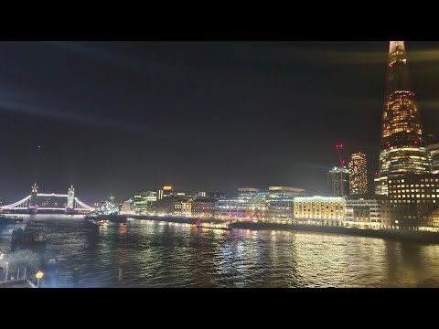 Видео: Лондон на 08.11.2025 - един световен град и един шляещ се със стил Ангел