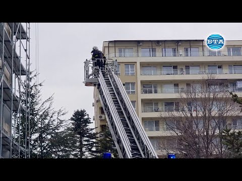 Видео: По време на учение във Варна пожарникари „спасяваха“ хора с автомеханична стълба