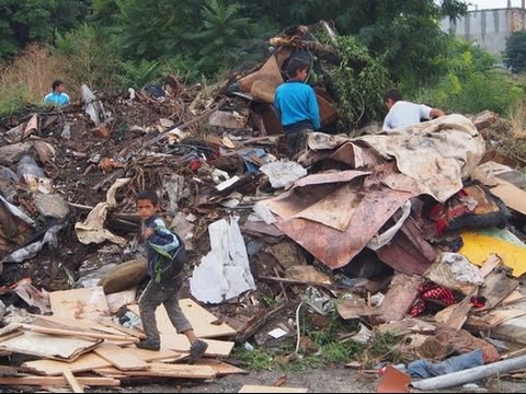 Видео: Бараки изникнаха сред руините в махала Максуда - Новините на Нова (21.08.2015г.)