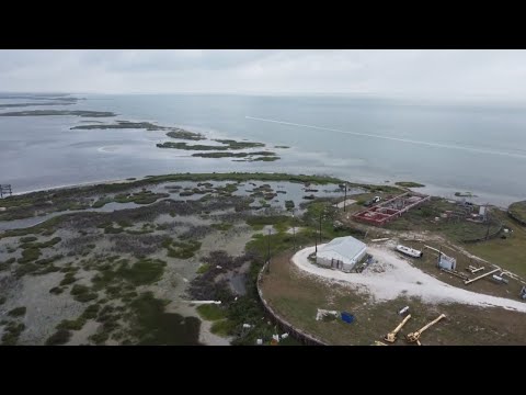 Видео: Ловля морского окуня, горбыля и крапчатой ​​форели на травяных ровных участках