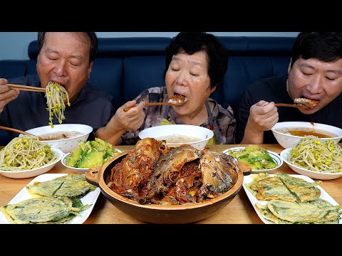 Видео: Домашняя корейская еда! Тушеная скумбрия и выдержанный кимчи - кулинарное шоу Мукбанг