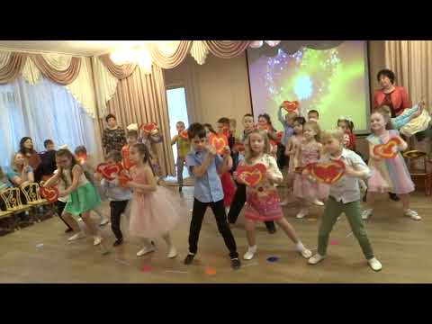 Видео: Танец с сердцами / Вход на утренник в подготовительной группе