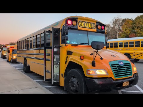 Видео: Школьные автобусы подъезжают и отправляются к AM Routes и стартапу Bluebird Vision Gas 2026