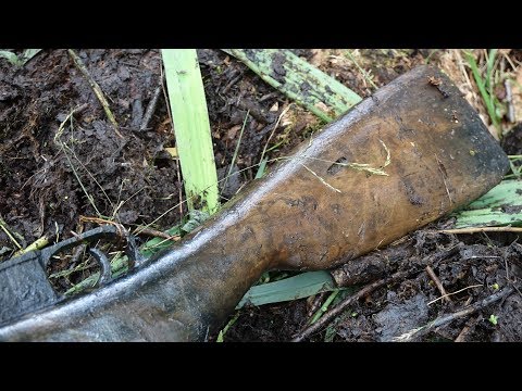 Видео: Солдаты с оружием в руках в Болоте Раскопки Второй мировой