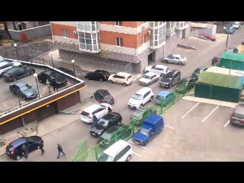 Видео: Упертая девушка не может заехать на парковку. Воронеж. 7 апреля 2016 года