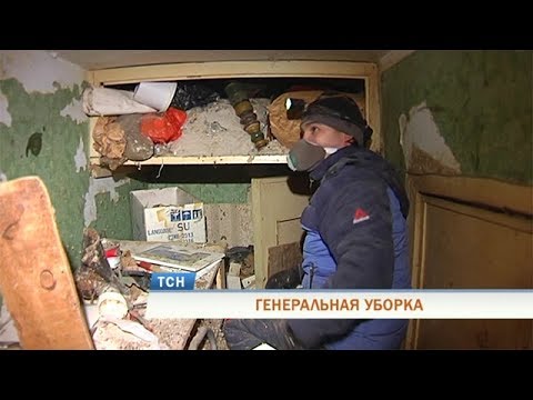 Видео: В Перми начали разбирать квартиру, заваленную до потолка мусором