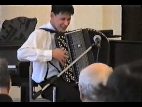 Видео: Юный баянист-виртуоз Айнур Фатихов - Концерт для скрипки с оркестром. Финал. (П. И. Чайковский)