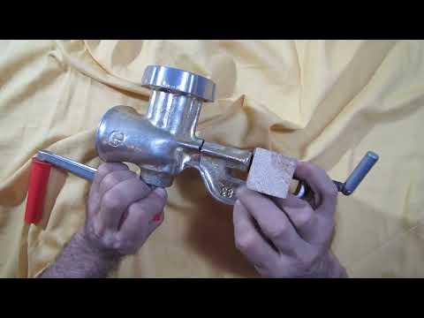 Видео: из старой мясорубки сделать полезное в гараже приспособление