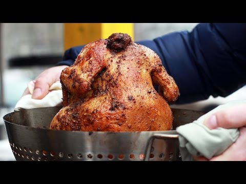 Видео: РЕЦЕПТ ░ Сочная курица «В ж*пе пиво» на опилках Jack Daniel’s. Проще посмотреть...