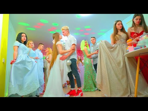 Видео: Новогодишњи бал у Дијаниној школи! | Најбоља одећа и најбоља журка!