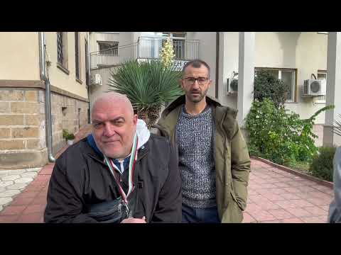 Видео: Полицай блудства с 12 годишно момиченце, пред полицейския участък в Батак!!!
