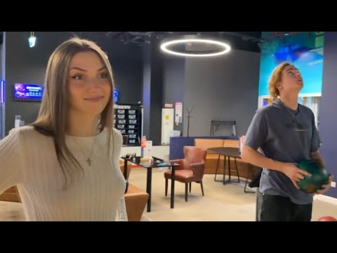 Видео: ЭНЗАЙ И СОСЕДКИ ИГРАЮТ В БОУЛИНГ!