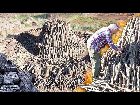 Видео: Изготовление древесного угля. Строительство и обжиг традиционной угольной печи