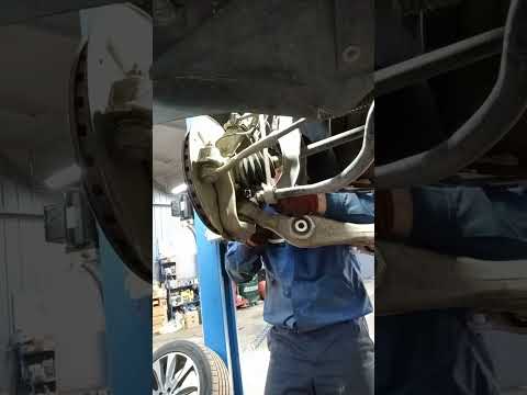 Видео: Mercedes-Benz ML350 W166 замена задних сайлентблоков передних рычагов/replacing front  silentblocks