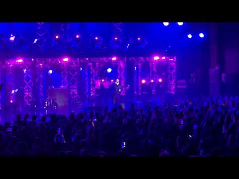 Видео: Jah Khalib - Лиловая ( live Crocus City Hall 09.04.2021 ) новая песня акустика + история создания