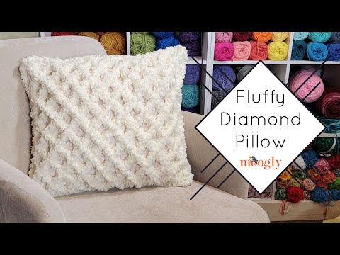 Видео: Как вязать крючком: пушистая подушка-ромб (для правшей)