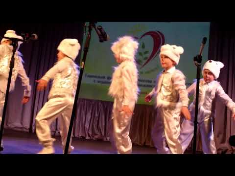 Видео: Танец белых медведей