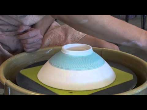 Видео: 156. Глазирование 3-фунтовой миски с текстурой «Chattering Texture Bowl» с помощью Hsin-Chuen Lin